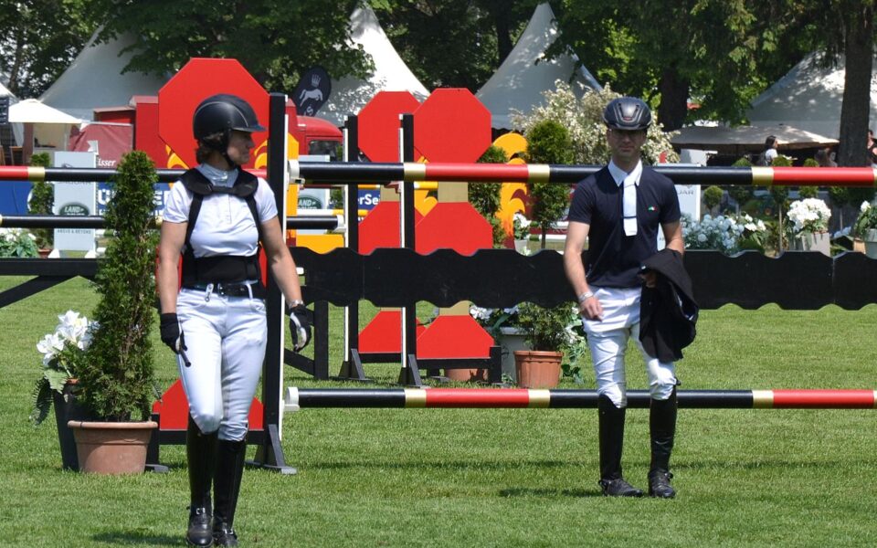 Para-Springreiter bei der Pferd International 2019
